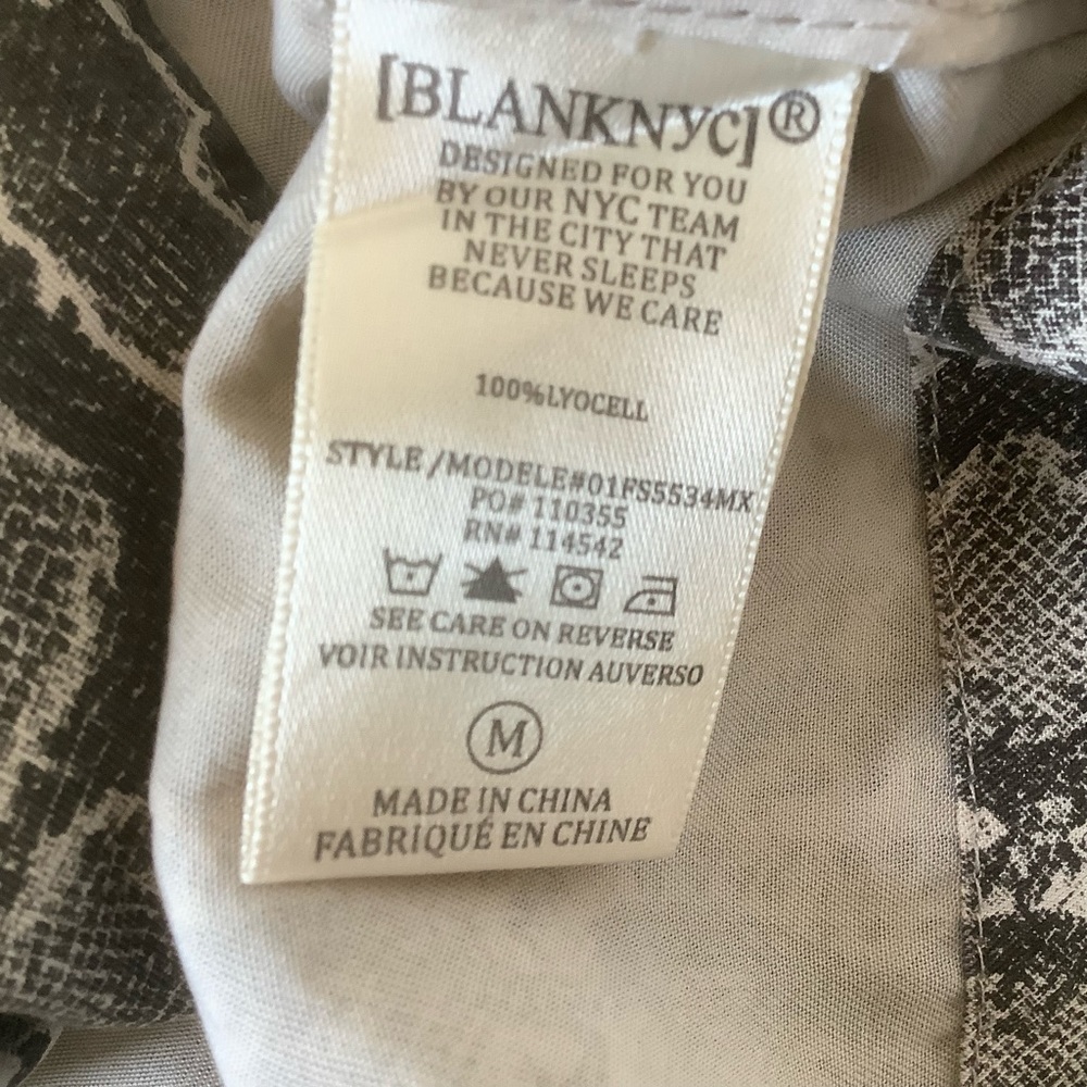 Blank NYC soft snakeskin cropped zipper jacket lightweight size medium - Picture 6 of 9